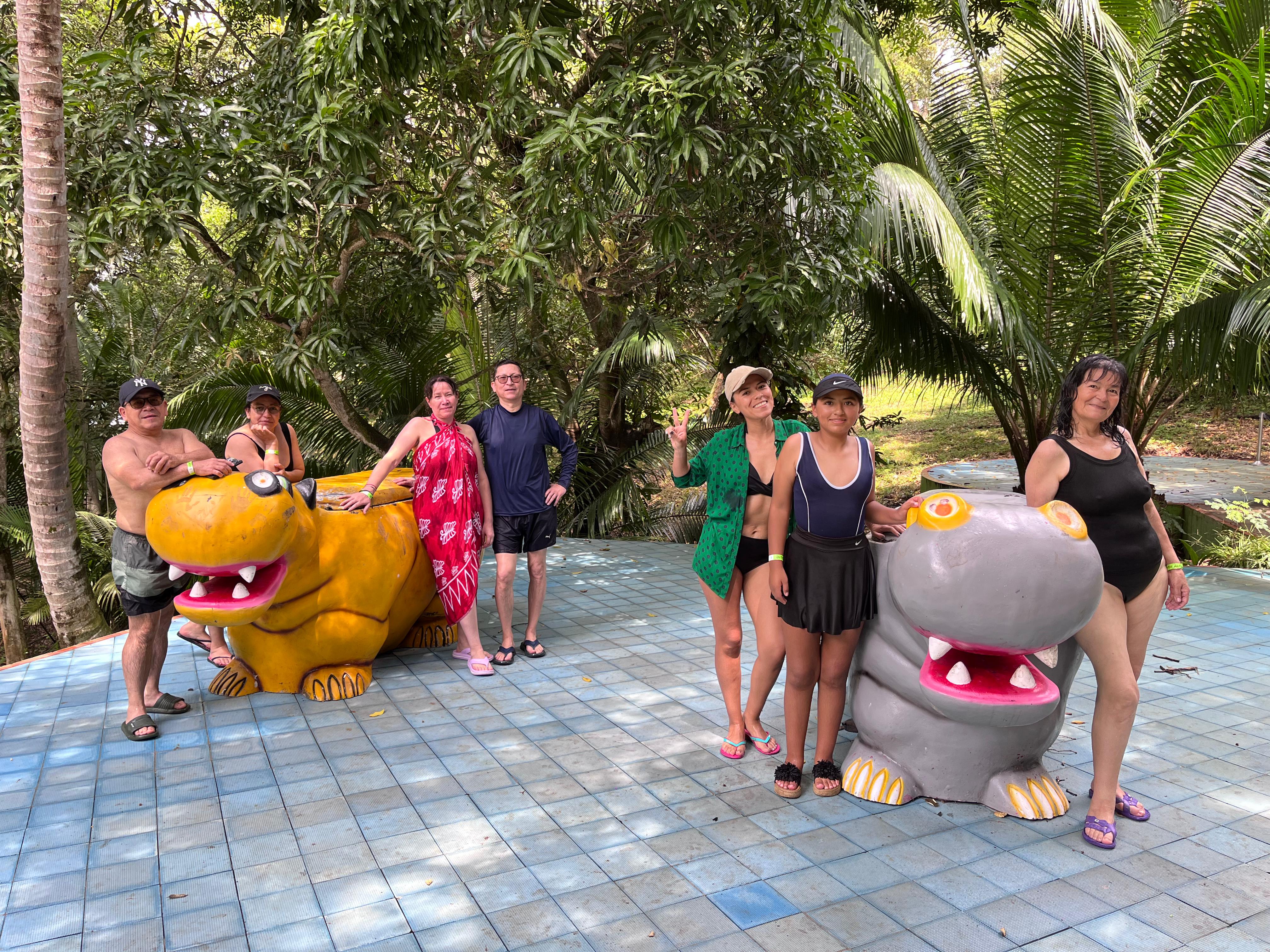 Familia disfrutando Los Pocitos Azufrados