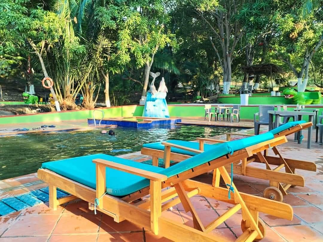 Zona de descanso y piscinas